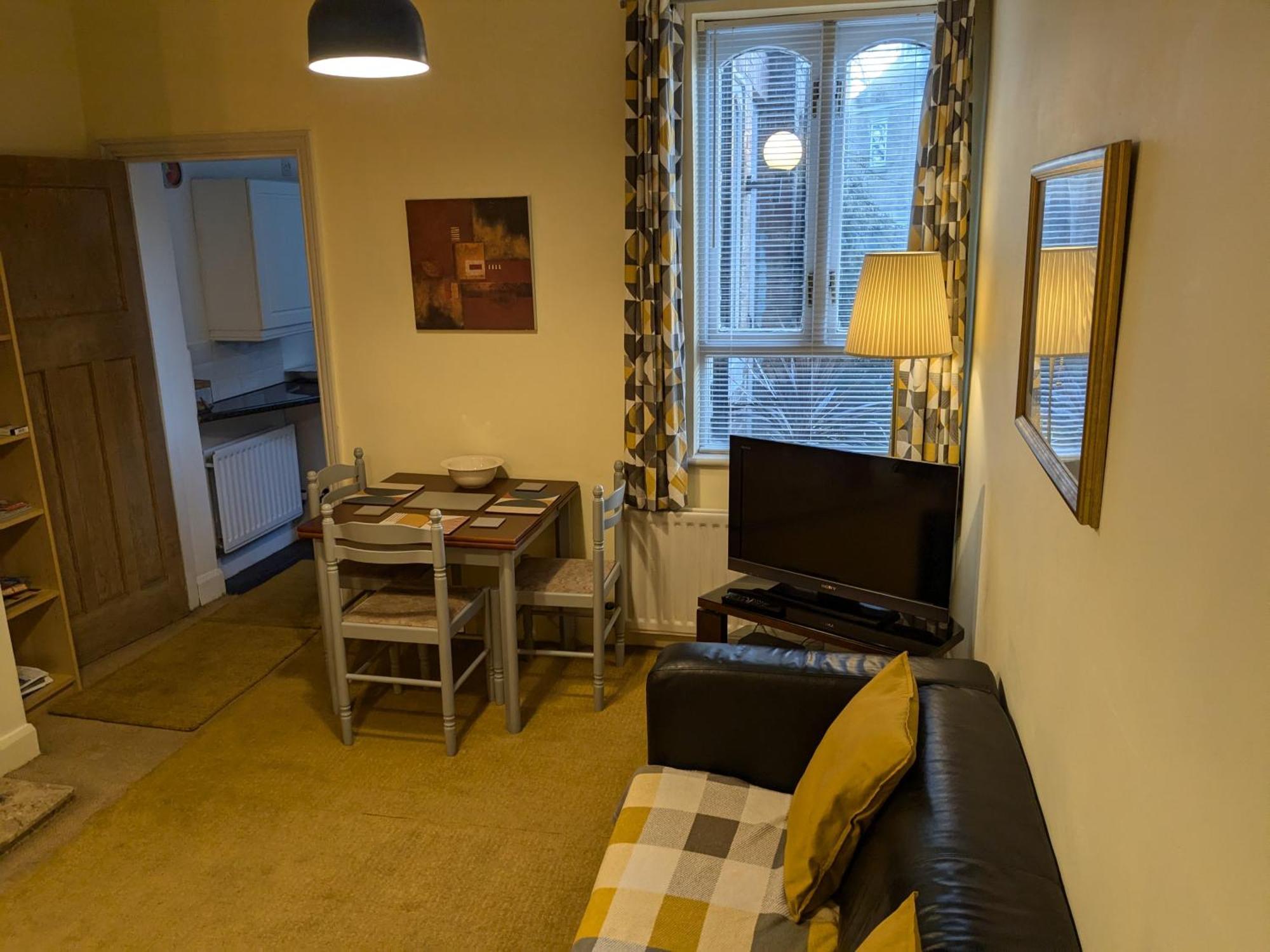 Apartment With Outside Patio And Car Space เดอรัม ภายนอก รูปภาพ